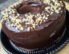 Bolo de amendoim com ganache