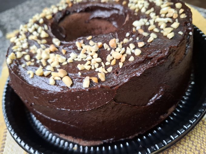 Bolo de amendoim com ganache