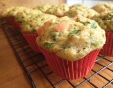 Muffin de espinafre, alho poró e pimenta biquinho